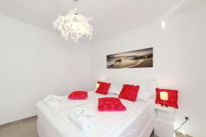 Apartments ROSINI, 300m from the beach with shared tavern and bikes, Nin