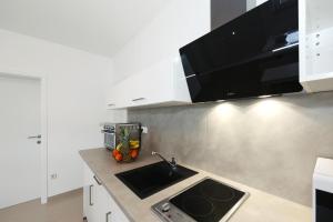 Apartments ROSINI, 300m from the beach with shared tavern and bikes, Nin