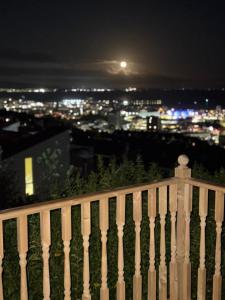 Heavenly 2-Bedroom Retreat with Stunning sea & Garden Vistas