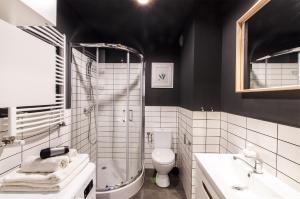 Black Apartment- Modern Studio in the City Center!