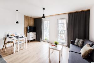Black Apartment- Modern Studio in the City Center!