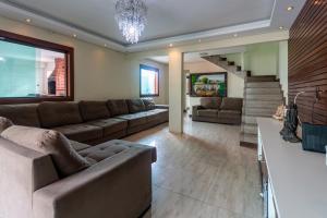 Casa com piscina,churrasqueira e otima localizacao