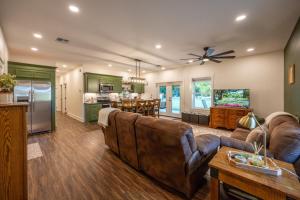 Brazos River Escape, Hot Tub, Indoor Pickleball, Firepit, Fishing, Kayaking, Nature Trail