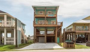 Few Steps to Crystal Beach With Yard & Parking