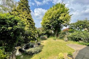 4-Bedroom Retreat in Staines with Private Garden & Easy Parking
