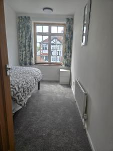 4-Bedroom Retreat in Staines with Private Garden & Easy Parking