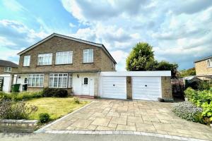 4-Bedroom Retreat in Staines with Private Garden & Easy Parking