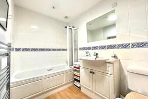4-Bedroom Retreat in Staines with Private Garden & Easy Parking