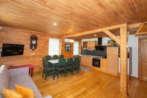 Apartamentas Jūratė 6-8 asmenims su sauna, privačiu kiemeliu prie jachtklubo.