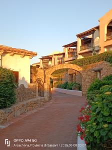 Porto Cervo località Cala del Faro. Affitto bilocale con portico e giardino.
