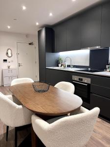 Central modern flat 2 minute walk to station