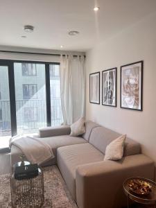 Central modern flat 2 minute walk to station