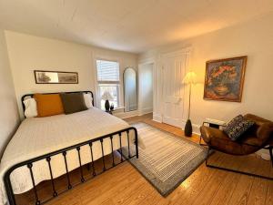 Artsy 4 Bedroom Home, Steps from Dining & Shops