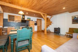 Apartamentas Jūratė 6-8 asmenims su sauna, privačiu kiemeliu prie jachtklubo.