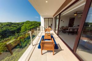 3BR Sub-Penthouse With Ocean Views!