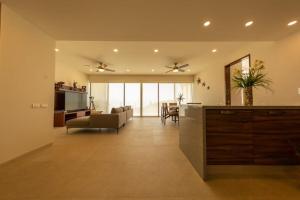 3BR Sub-Penthouse With Ocean Views!