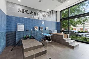 LUXE 1BD - 5 Min DT, Gym, Parking, W-D - Sleeps 6