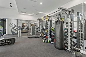 Spacious 2BD - 5 Min DT, Gym, Parking, W-D - Sleep 12