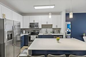 Beautiful 1BD - 5Min DT, Gym, Parking, W-D - Sleeps 6