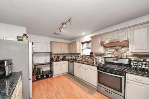 King Bed Private Bathroom.Fast Wi-fi.Projector