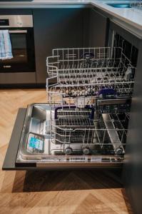 Comfy Family & Friendly 2-BDR Home, Sleeps 6, Parking, High Speed Wi-Fi