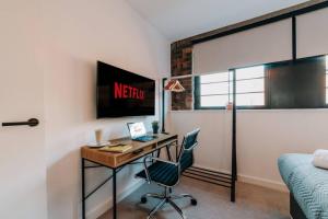 Charming Family & Friendly 2-Bed Apartment, Sleeps 6, Parking, Free Wi-Fi