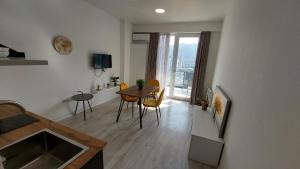 High 1BR with nice view 90#2