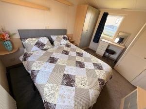 Sea Bliss Beachfront Caravan, 2 Bed King Ensuite, Sleeps 6, Wrap Decking, Crimdon Dene