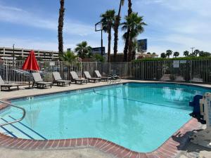 Howard Johnson Tropicana