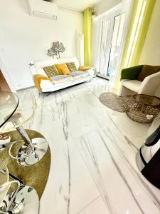 13 Lake View, Family central modern app