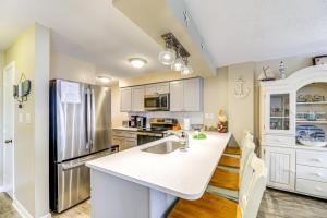 Walk to Indian Beach Condo with Ocean-View Balcony