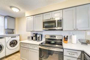 Walk to Indian Beach Condo with Ocean-View Balcony