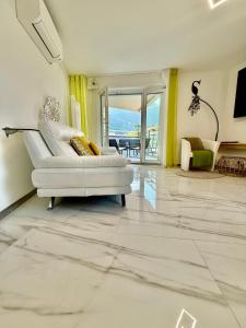 13 Lake View, Family central modern app