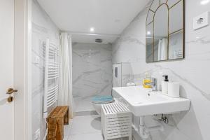 Charming Suite & The Hidden Gem on Akacfa str