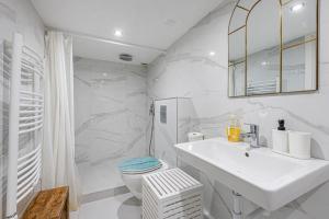 Charming Suite & The Hidden Gem on Akacfa str