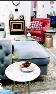 Welcome to Grande Lux - Boutique Hotel Style- NYC in 20 mins