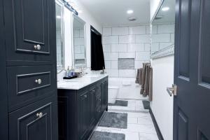 The Black and White House