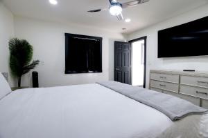 The Black and White House