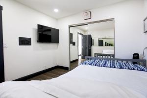 The Black and White House