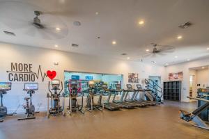 Elegant 1BD King Bed, Pool, Hot Tub, Gym, Parking