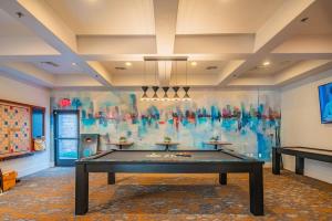 Elegant 1BD King Bed, Pool, Hot Tub, Gym, Parking