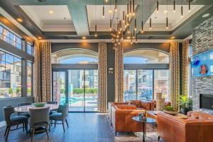 Elegant 1BD King Bed, Pool, Hot Tub, Gym, Parking