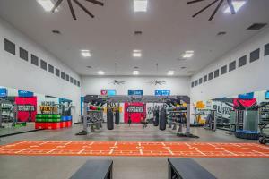 Stylish 2BD KingBed With Pool, Hot Tub, Gym, Parking