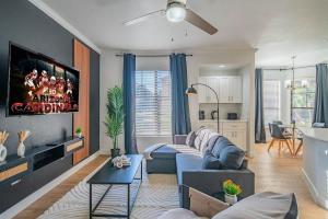 Chic 2BD King Bed with Pool, Hot Tub, Gym, Parking - 3hvězdičkové hotely ve městě Glendale