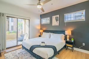 Chic 2BD King Bed with Pool, Hot Tub, Gym, Parking