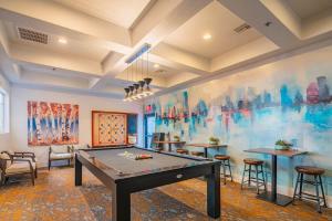 Chic 2BD King Bed with Pool, Hot Tub, Gym, Parking