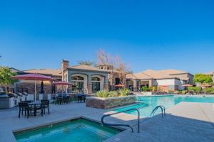 Chic 2BD King Bed with Pool, Hot Tub, Gym, Parking