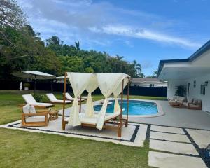 Chic-ness Oasis NOW HEATED POOL !