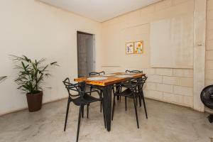 Casa com grande área verde na Pampulha