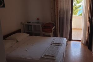 Apartments and rooms with parking space Jagodna, Hvar - 24399